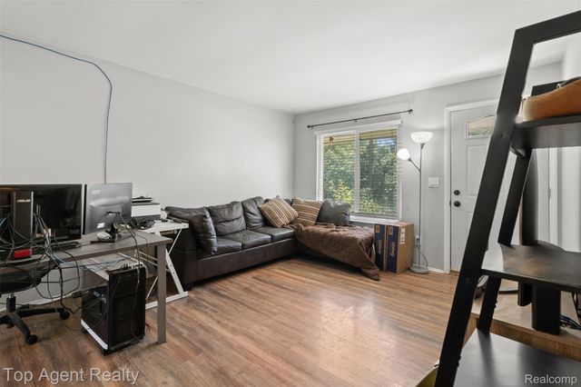 227 W Peterson Drive, Brighton, MI 48114