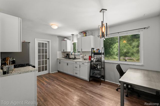 227 W Peterson Drive, Brighton, MI 48114