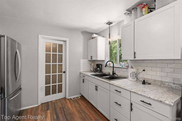 227 W Peterson Drive, Brighton, MI 48114