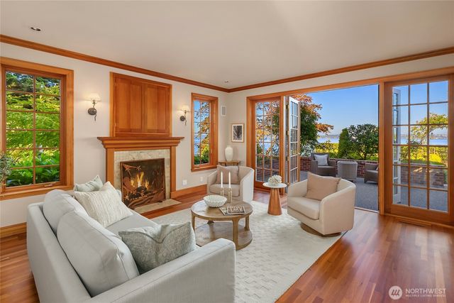 8916 Ferncliff Avenue NE, Bainbridge Island, WA 98110