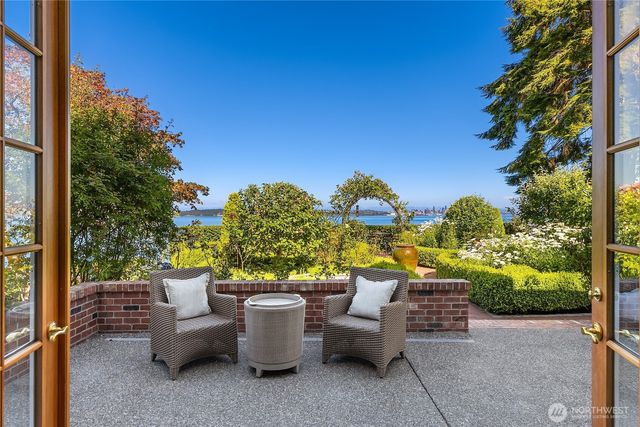 8916 Ferncliff Avenue NE, Bainbridge Island, WA 98110