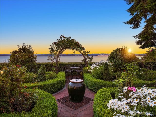 8916 Ferncliff Avenue NE, Bainbridge Island, WA 98110