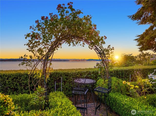 8916 Ferncliff Avenue NE, Bainbridge Island, WA 98110