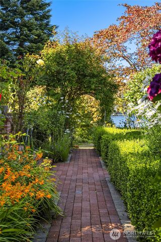 8916 Ferncliff Avenue NE, Bainbridge Island, WA 98110