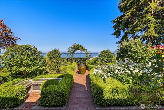8916 Ferncliff Avenue NE, Bainbridge Island, WA 98110