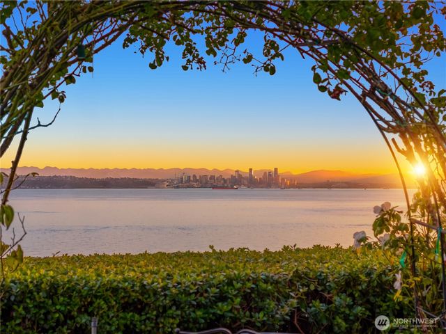 8916 Ferncliff Avenue NE, Bainbridge Island, WA 98110