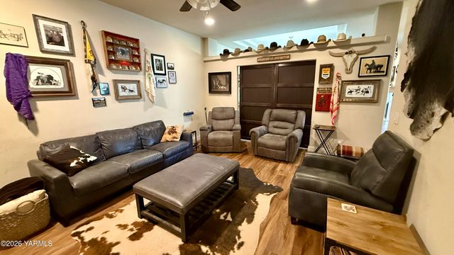 1508 Foster Rd, Toppenish, WA 98948