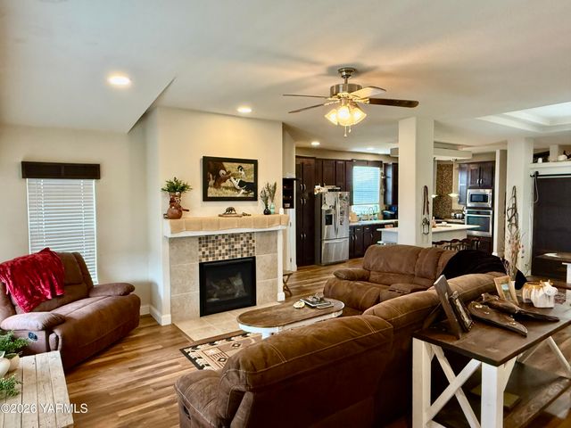 1508 Foster Rd, Toppenish, WA 98948