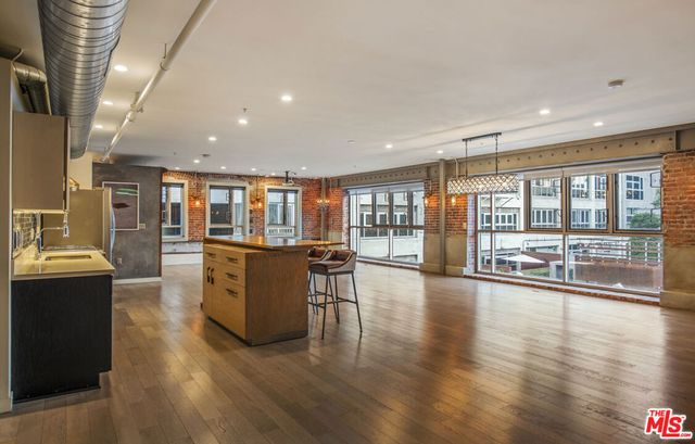 527 Molino Street 202, Los Angeles, CA 90013