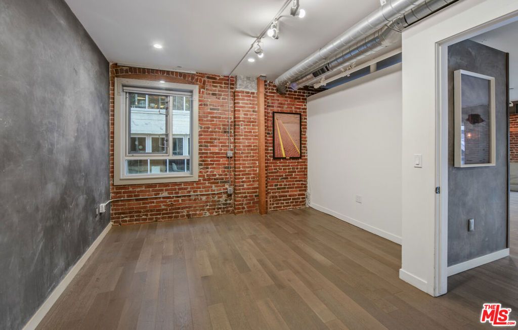 Image 10 of property listing at 527 Molino Street 202, Los Angeles, CA 90013