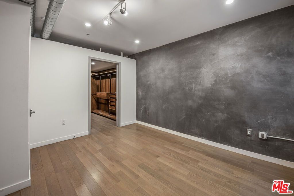 Image 11 of property listing at 527 Molino Street 202, Los Angeles, CA 90013