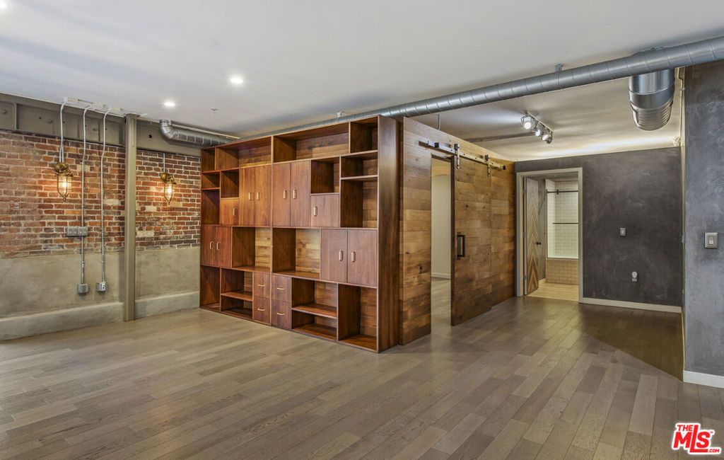 Image 14 of property listing at 527 Molino Street 202, Los Angeles, CA 90013