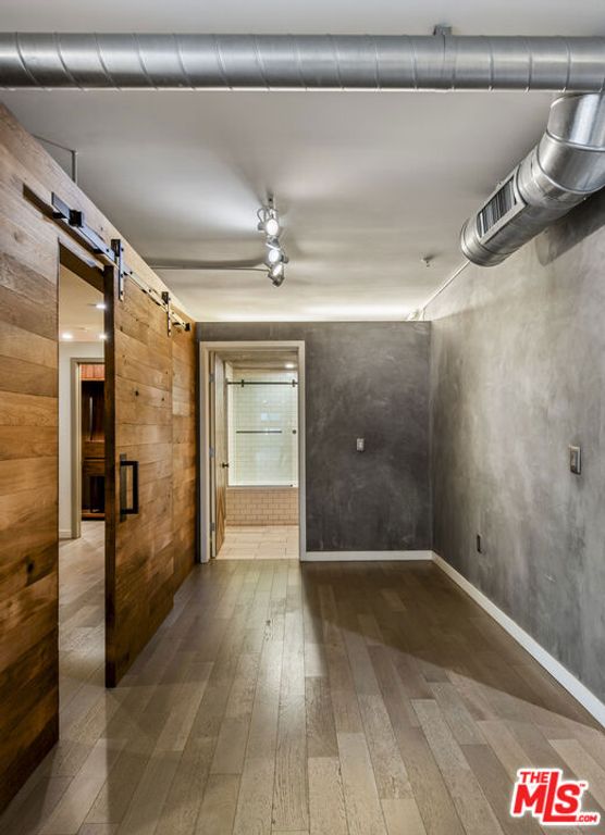 Image 17 of property listing at 527 Molino Street 202, Los Angeles, CA 90013