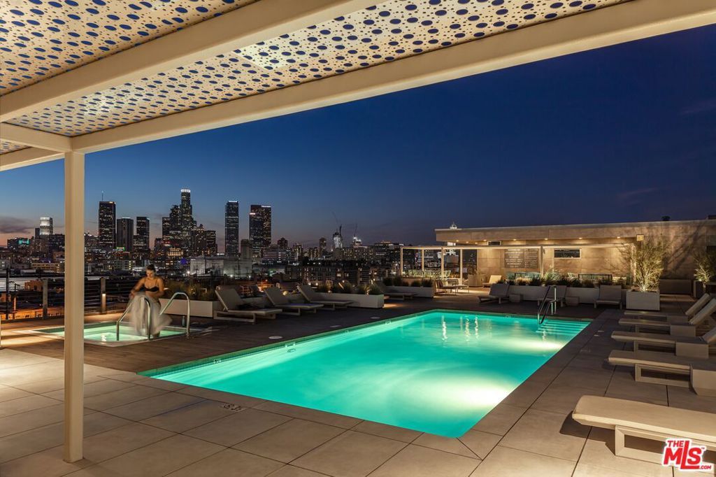 Image 22 of property listing at 527 Molino Street 202, Los Angeles, CA 90013