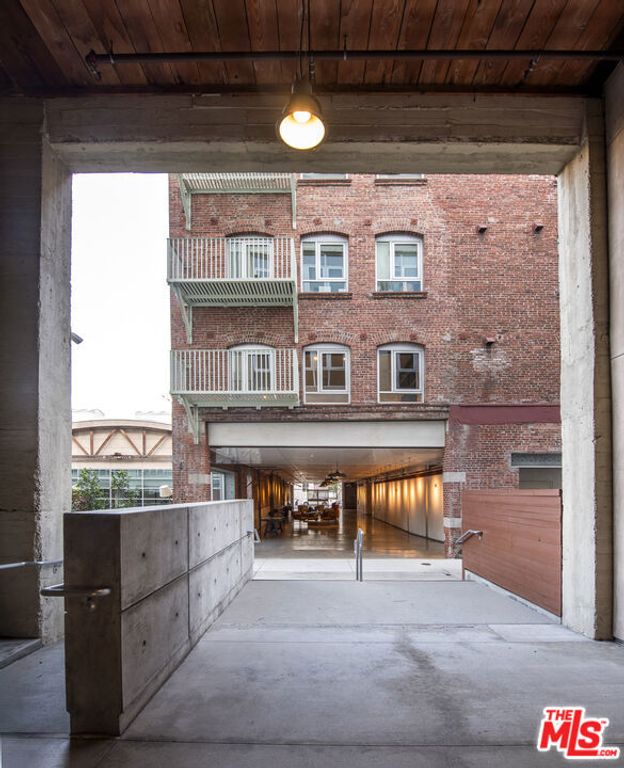 Image 25 of property listing at 527 Molino Street 202, Los Angeles, CA 90013