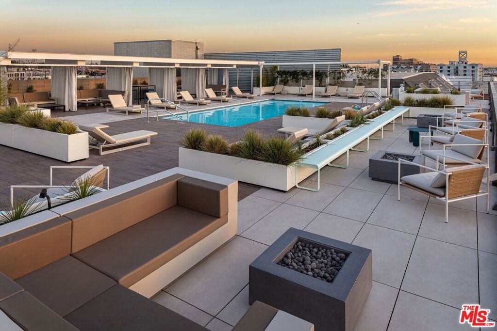 Image 3 of property listing at 527 Molino Street 202, Los Angeles, CA 90013