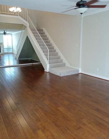 2409 Bering Drive 18, Houston, TX 77057