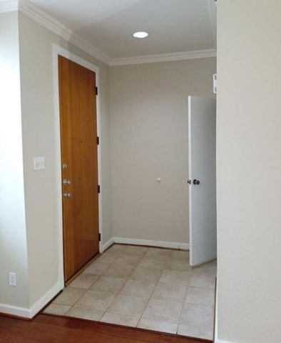 2409 Bering Drive 18, Houston, TX 77057