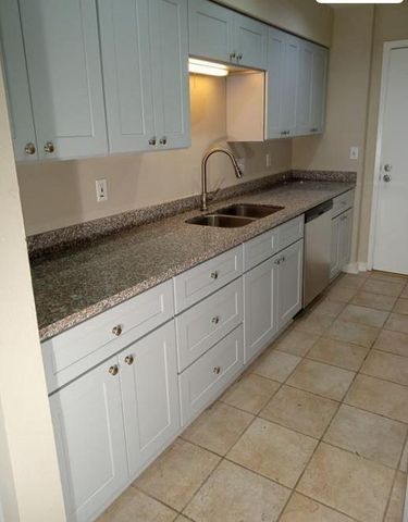 2409 Bering Drive 18, Houston, TX 77057