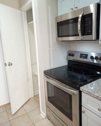 2409 Bering Drive 18, Houston, TX 77057