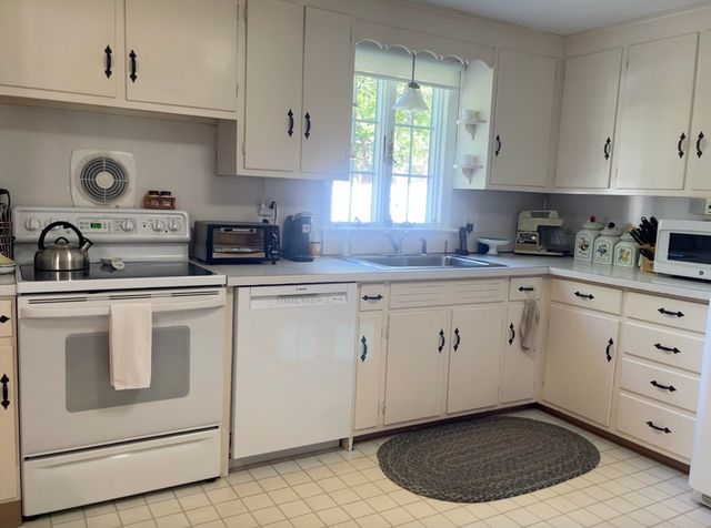43 Pine Hill Rd, Springfield, MA 01118