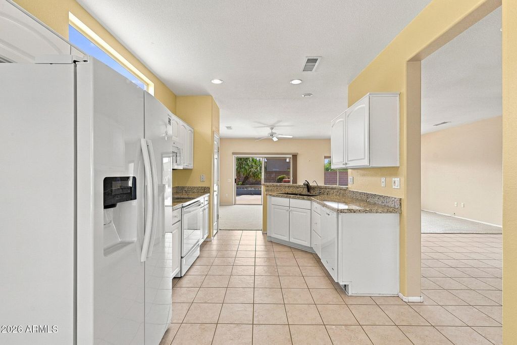 18373 N Shimmer Lane, Surprise, AZ 85374 — photo 4
