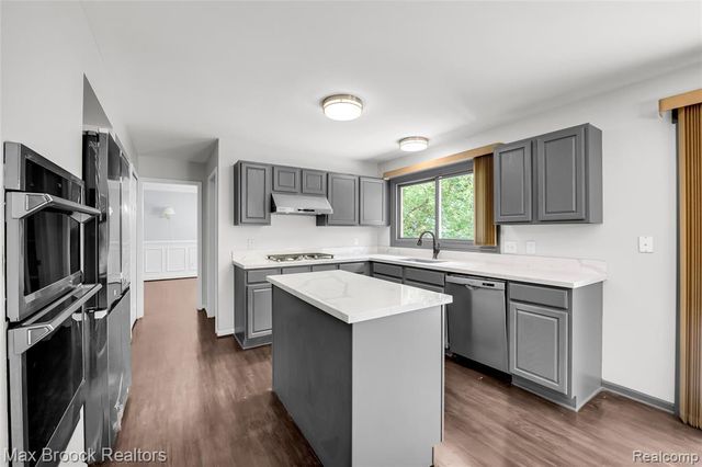 107 Millstone Drive, Troy, MI 48084