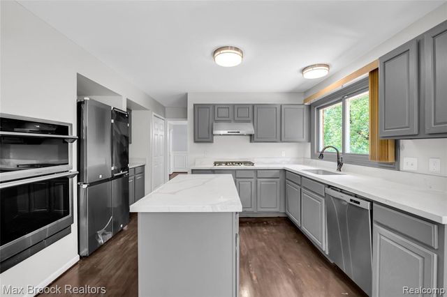 107 Millstone Drive, Troy, MI 48084