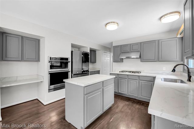 107 Millstone Drive, Troy, MI 48084