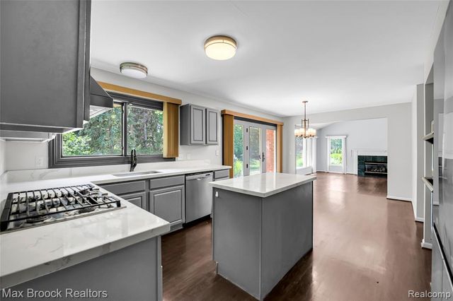 107 Millstone Drive, Troy, MI 48084