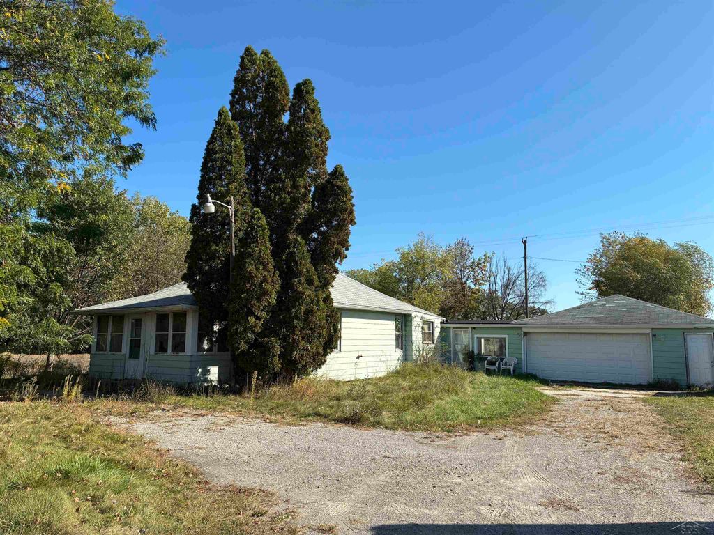 1671 River Road, Saginaw, MI 48604