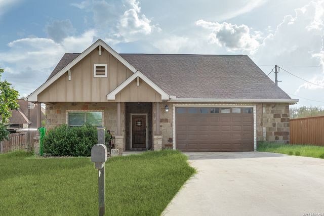 108 Ridgecrest, Floresville, TX 78114