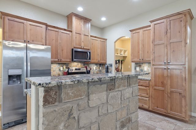 108 Ridgecrest, Floresville, TX 78114
