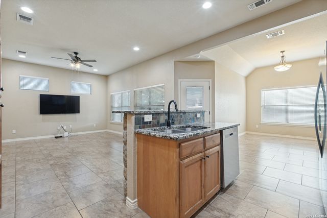 108 Ridgecrest, Floresville, TX 78114