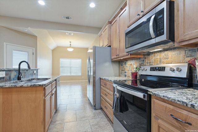108 Ridgecrest, Floresville, TX 78114