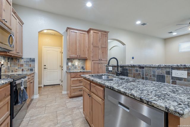 108 Ridgecrest, Floresville, TX 78114
