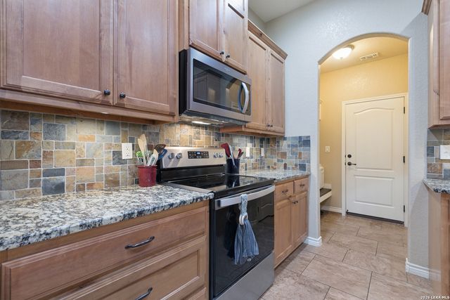 108 Ridgecrest, Floresville, TX 78114