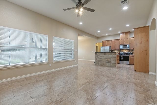 108 Ridgecrest, Floresville, TX 78114