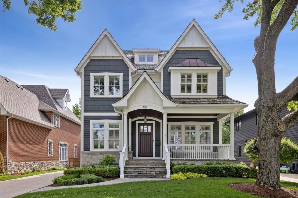 Image 1 of property listing at 211 S Monroe Street, Hinsdale, IL 60521