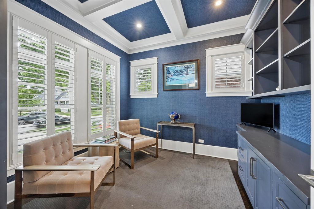 Image 2 of property listing at 211 S Monroe Street, Hinsdale, IL 60521