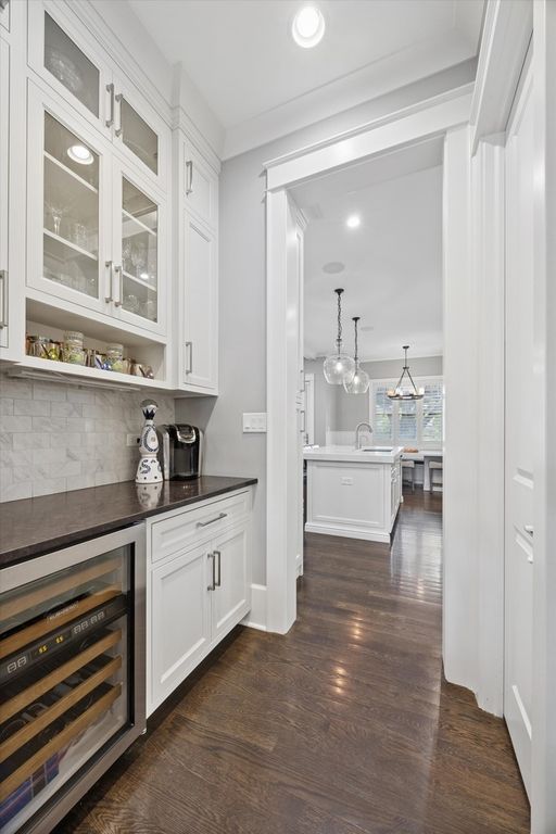 Image 12 of property listing at 211 S Monroe Street, Hinsdale, IL 60521