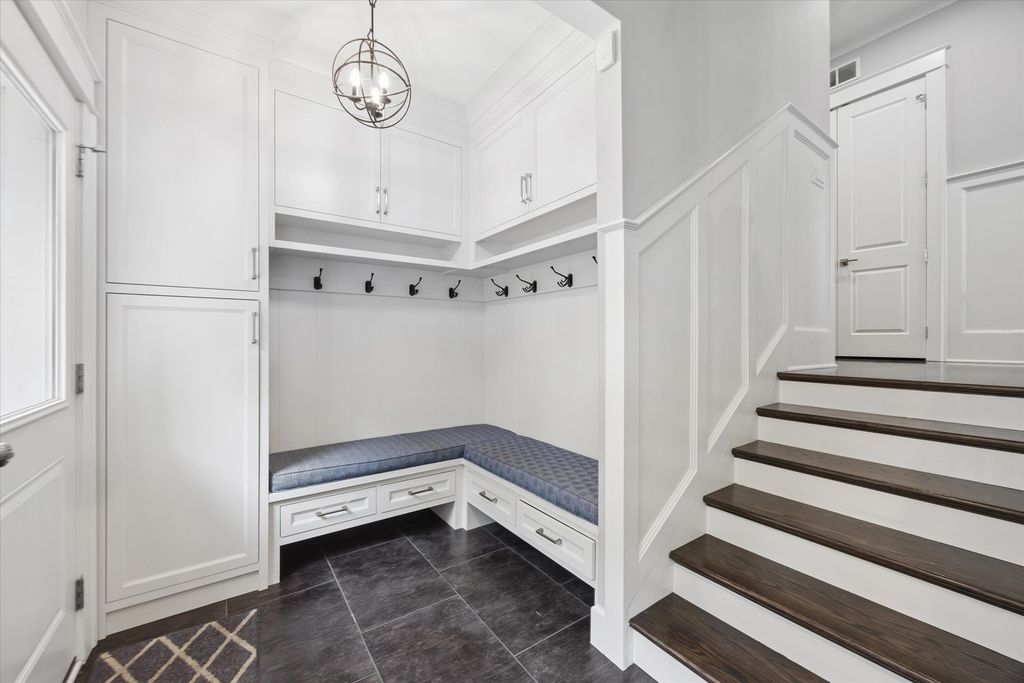 Image 14 of property listing at 211 S Monroe Street, Hinsdale, IL 60521