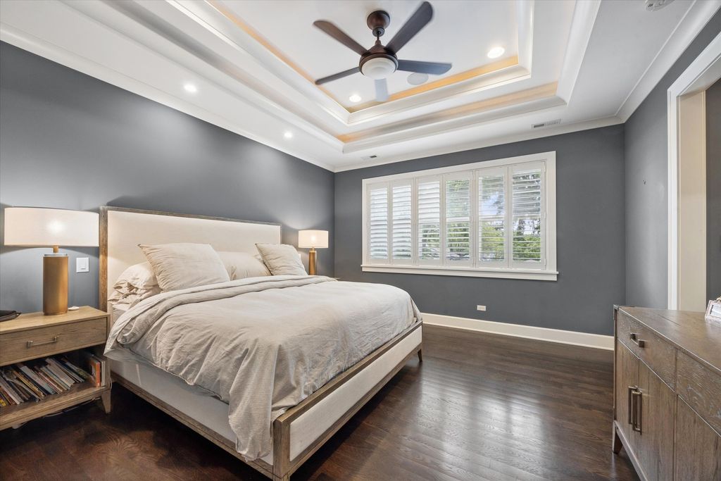 Image 15 of property listing at 211 S Monroe Street, Hinsdale, IL 60521