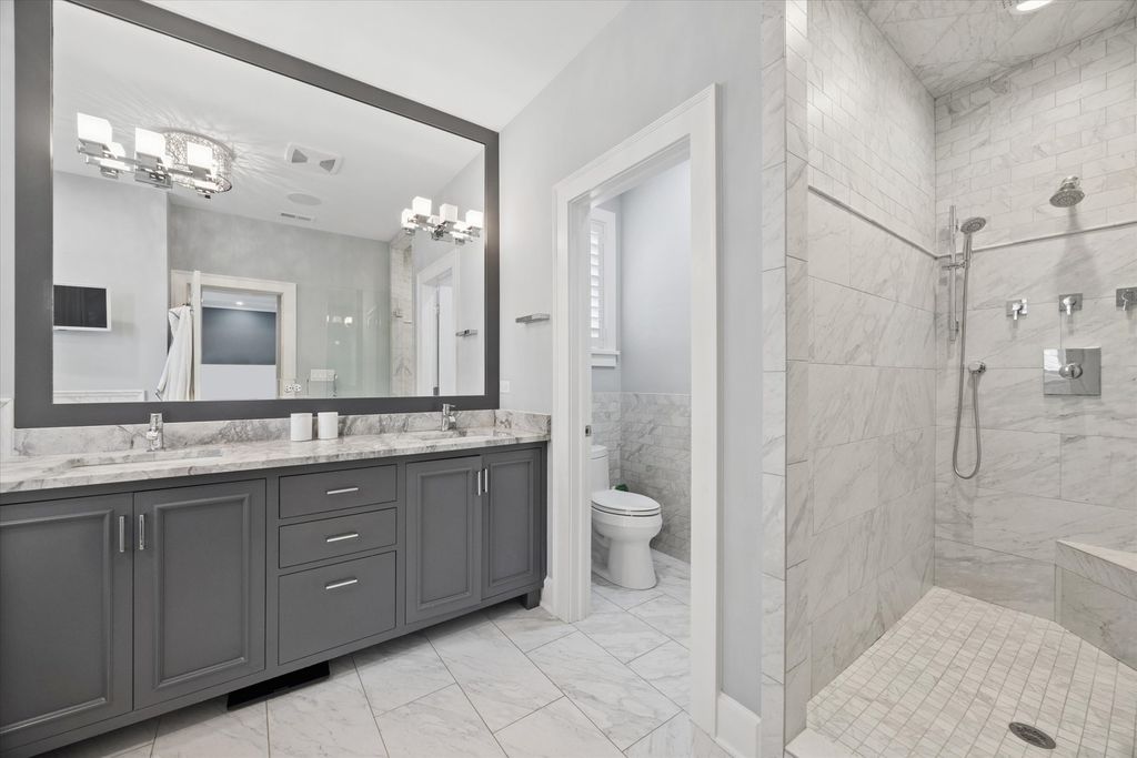 Image 16 of property listing at 211 S Monroe Street, Hinsdale, IL 60521