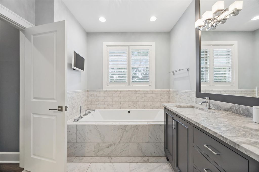 Image 17 of property listing at 211 S Monroe Street, Hinsdale, IL 60521