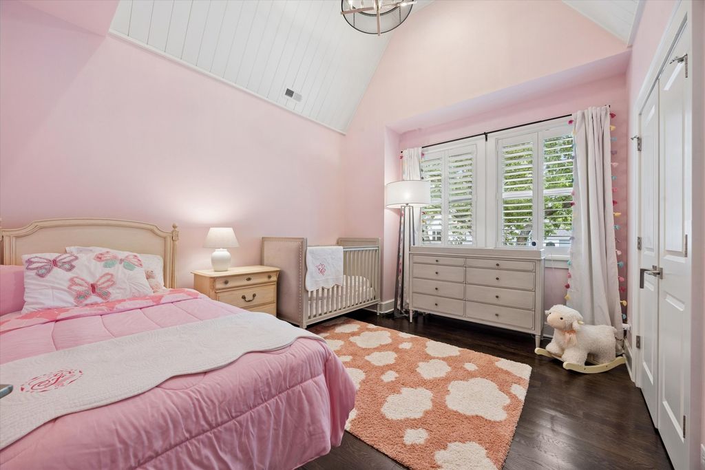 Image 18 of property listing at 211 S Monroe Street, Hinsdale, IL 60521