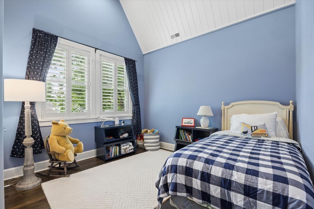 Image 20 of property listing at 211 S Monroe Street, Hinsdale, IL 60521