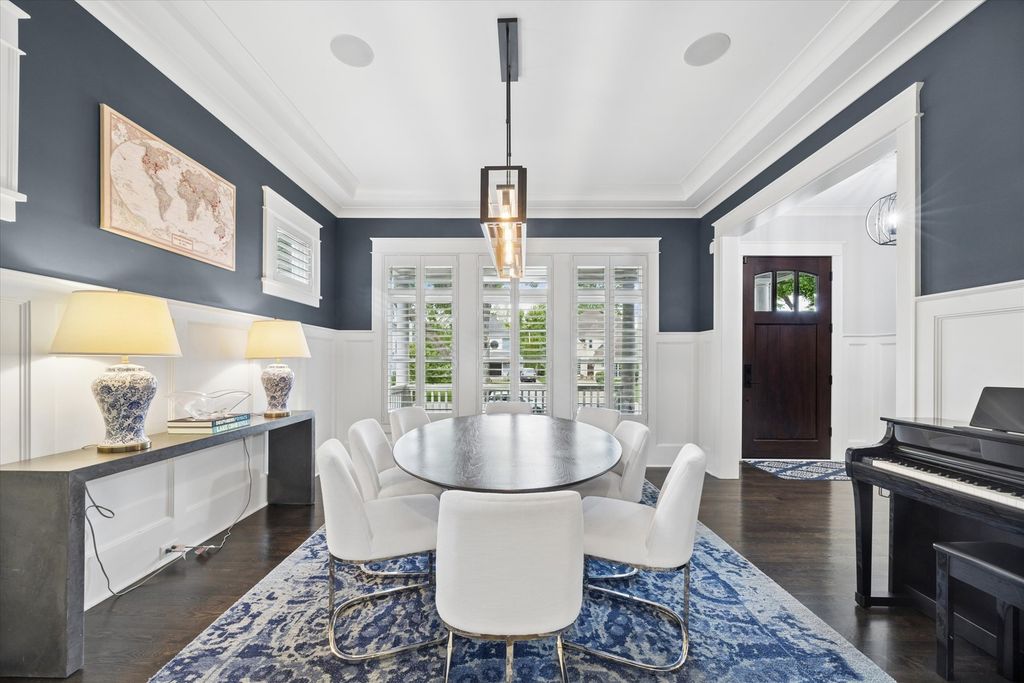 Image 3 of property listing at 211 S Monroe Street, Hinsdale, IL 60521