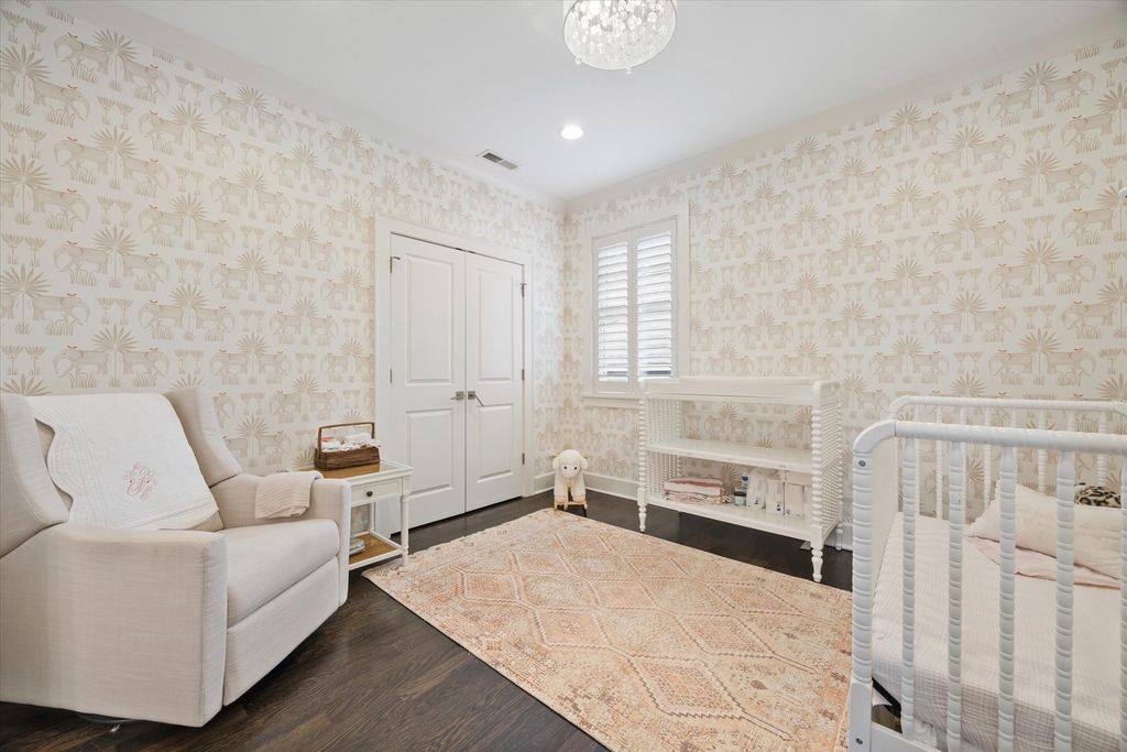 Image 21 of property listing at 211 S Monroe Street, Hinsdale, IL 60521