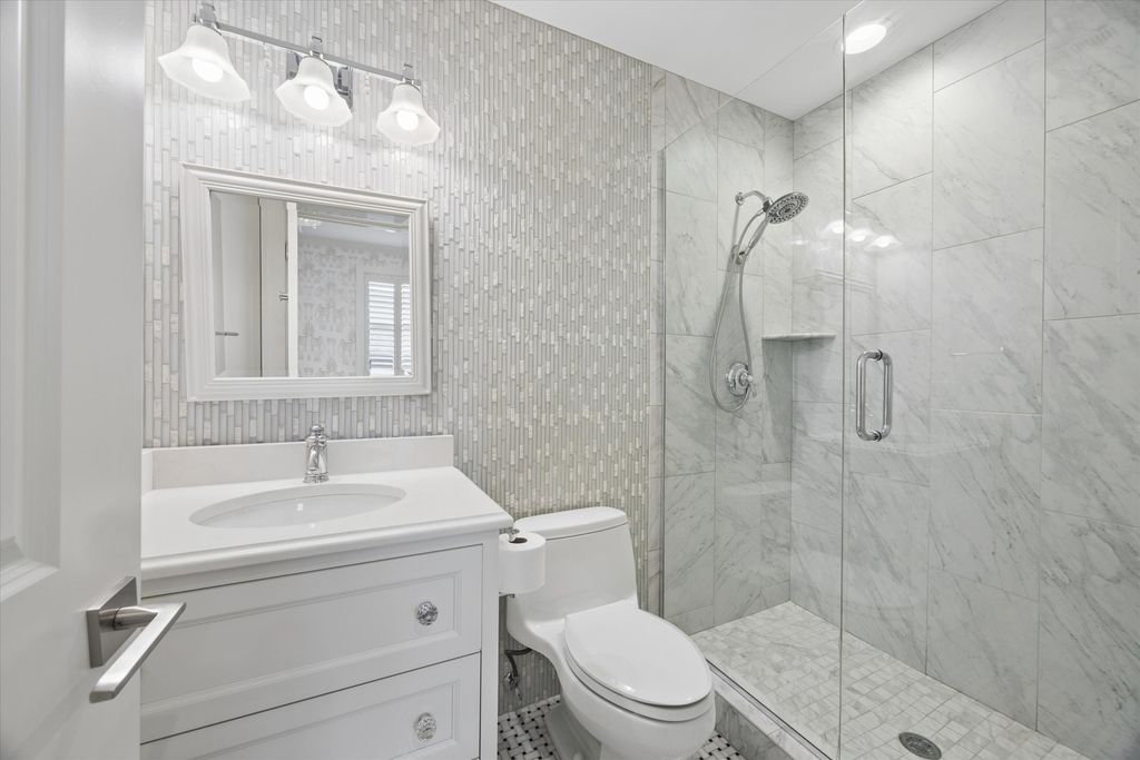 Image 22 of property listing at 211 S Monroe Street, Hinsdale, IL 60521